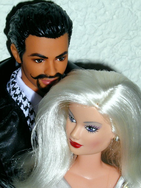 Sind wir nicht ein h&uuml;bsches Paar?                                        We are a pretty couple, aren't we?